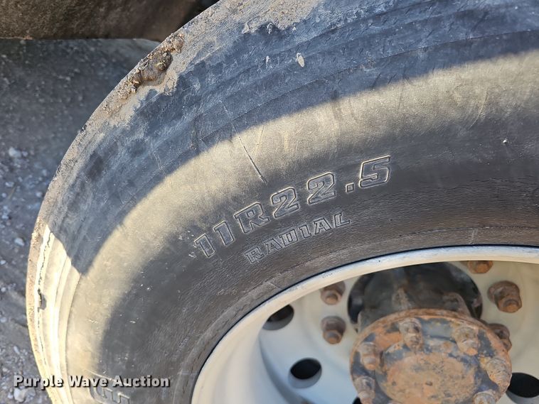 image for item IO9749 2001 Mack CX613 Vision  semi truck