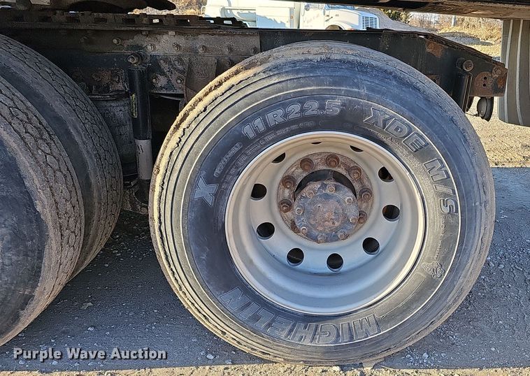 image for item IO9749 2001 Mack CX613 Vision  semi truck