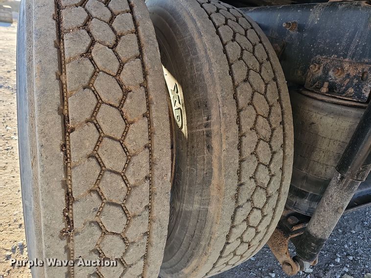 image for item IO9749 2001 Mack CX613 Vision  semi truck