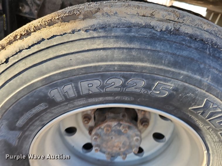 image for item IO9749 2001 Mack CX613 Vision  semi truck