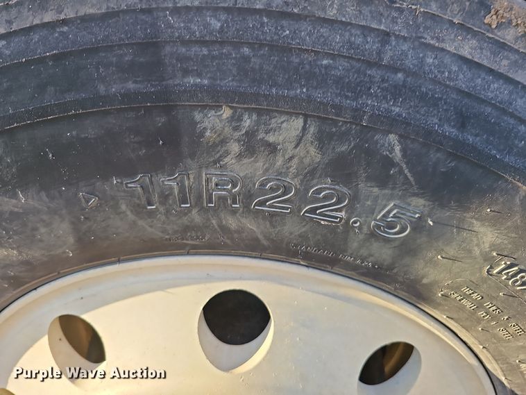 image for item IO9749 2001 Mack CX613 Vision  semi truck