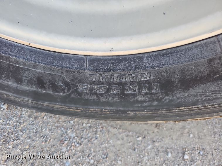 image for item IO9749 2001 Mack CX613 Vision  semi truck