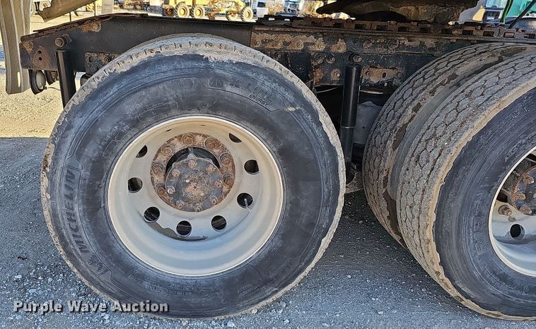 image for item IO9749 2001 Mack CX613 Vision  semi truck