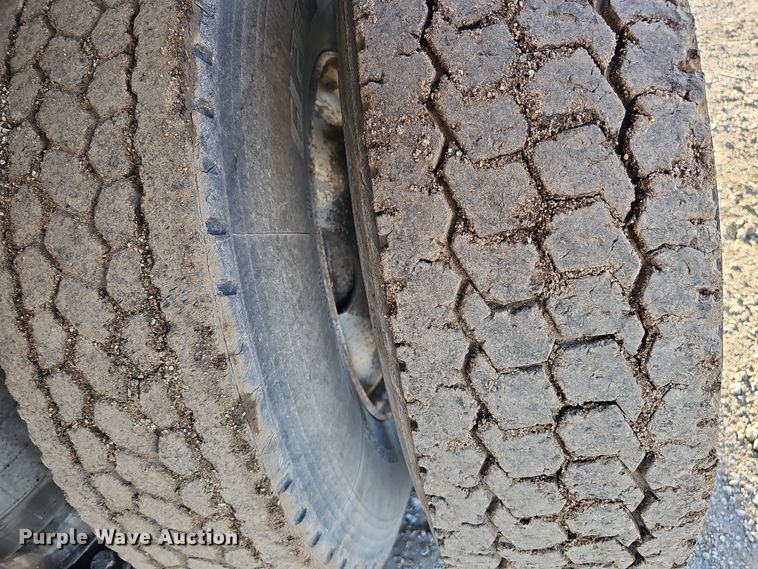 image for item IO9749 2001 Mack CX613 Vision  semi truck