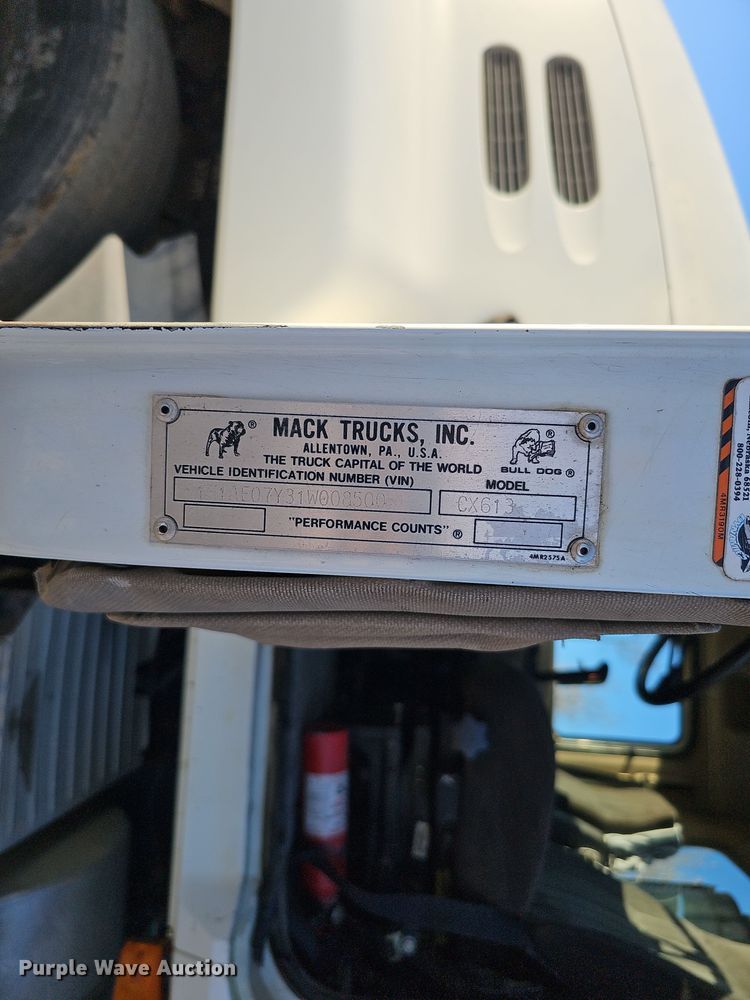 image for item IO9749 2001 Mack CX613 Vision  semi truck