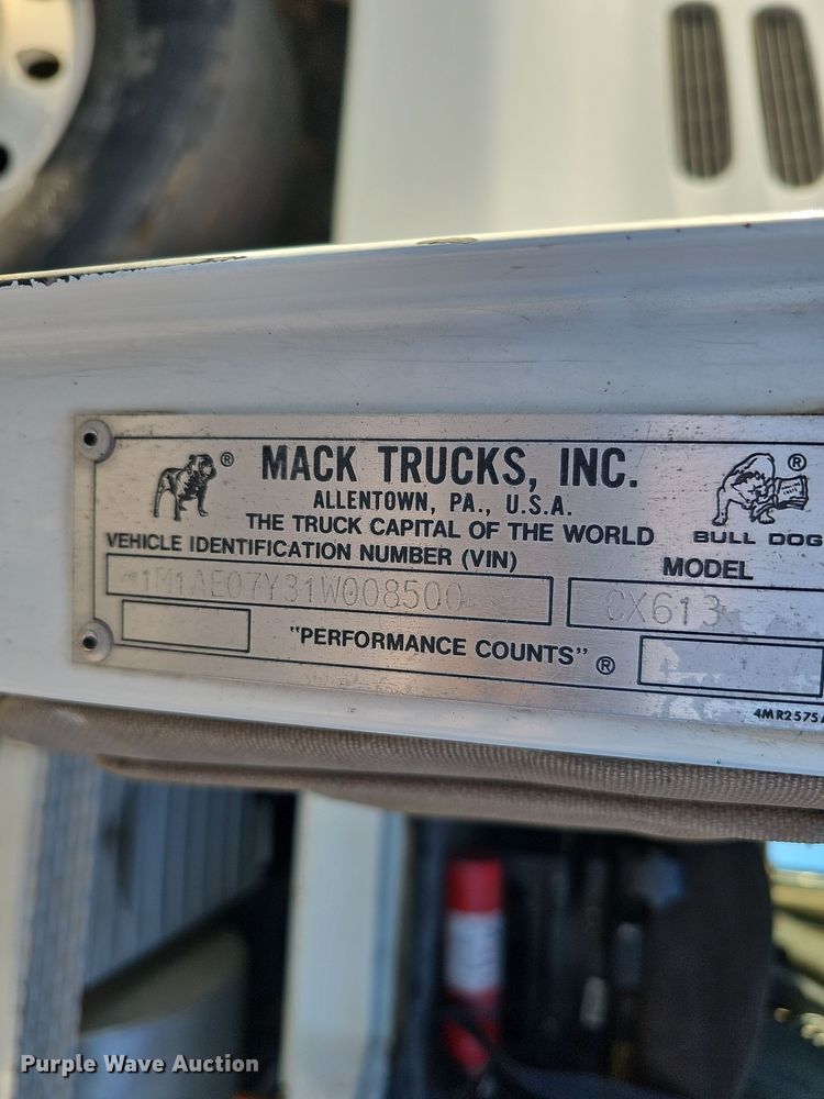 image for item IO9749 2001 Mack CX613 Vision  semi truck