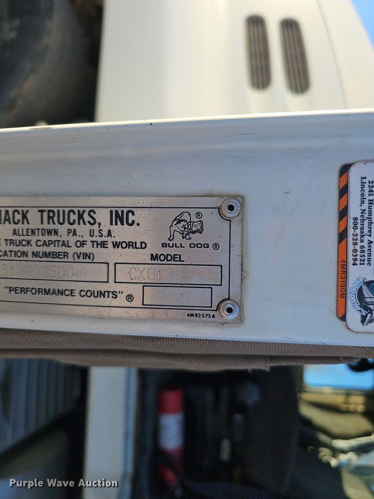 image for item IO9749 2001 Mack CX613 Vision  semi truck