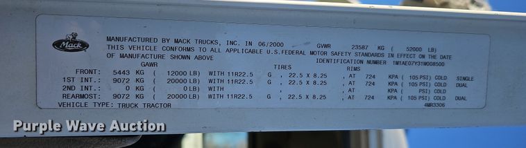 image for item IO9749 2001 Mack CX613 Vision  semi truck