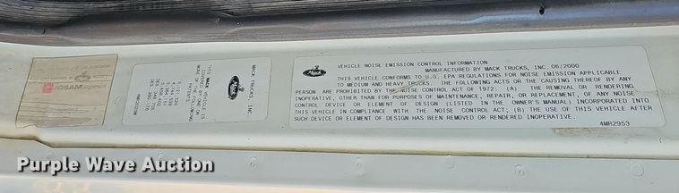 image for item IO9749 2001 Mack CX613 Vision  semi truck