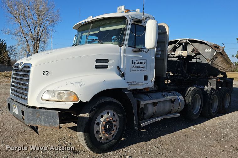 image for item IO9750 2001 Mack CX613 Vision  semi truck