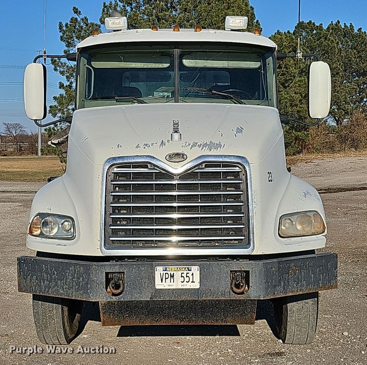 image for item IO9750 2001 Mack CX613 Vision  semi truck