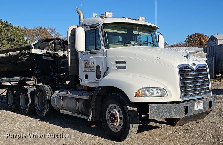 image for item IO9750 2001 Mack CX613 Vision  semi truck