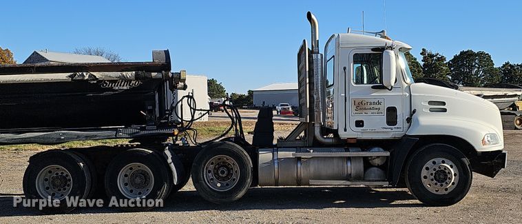 image for item IO9750 2001 Mack CX613 Vision  semi truck