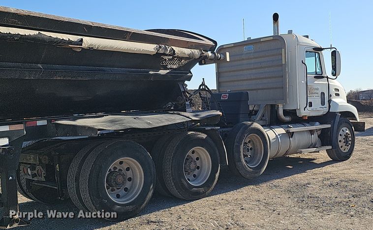 image for item IO9750 2001 Mack CX613 Vision  semi truck