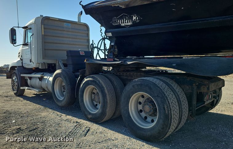 image for item IO9750 2001 Mack CX613 Vision  semi truck