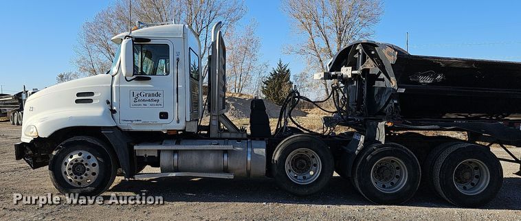 image for item IO9750 2001 Mack CX613 Vision  semi truck
