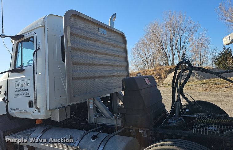 image for item IO9750 2001 Mack CX613 Vision  semi truck