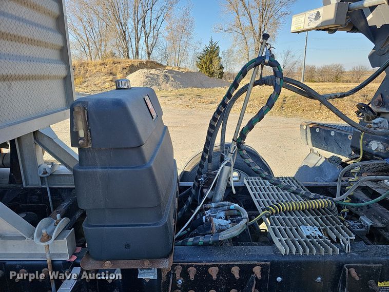 image for item IO9750 2001 Mack CX613 Vision  semi truck