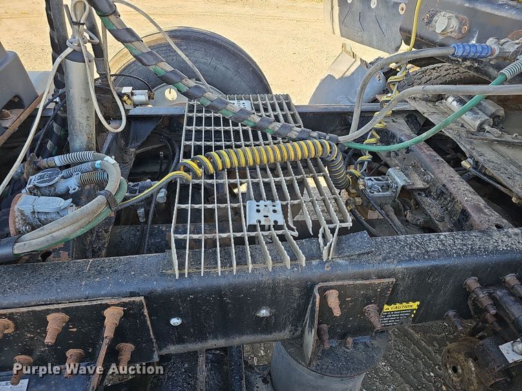 image for item IO9750 2001 Mack CX613 Vision  semi truck