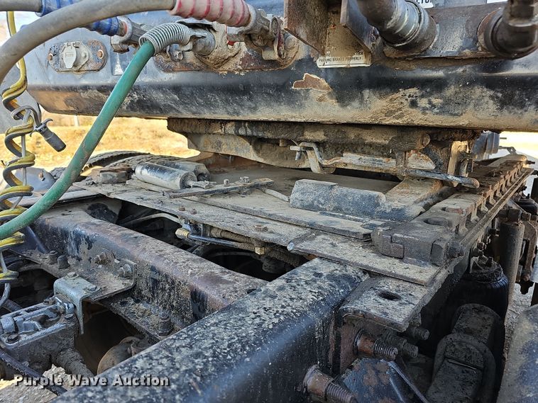 image for item IO9750 2001 Mack CX613 Vision  semi truck