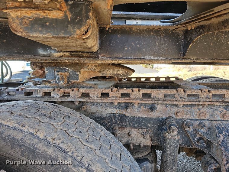 image for item IO9750 2001 Mack CX613 Vision  semi truck