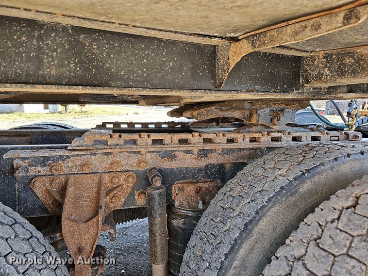 image for item IO9750 2001 Mack CX613 Vision  semi truck