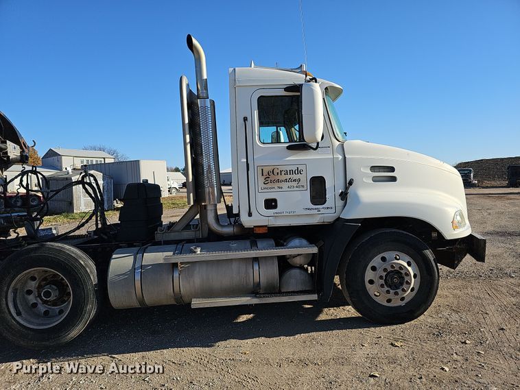 image for item IO9750 2001 Mack CX613 Vision  semi truck