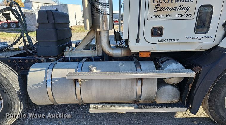 image for item IO9750 2001 Mack CX613 Vision  semi truck