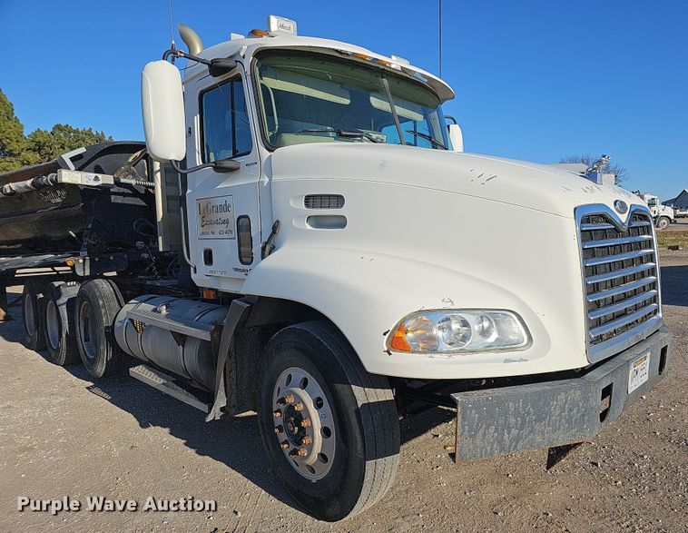 image for item IO9750 2001 Mack CX613 Vision  semi truck