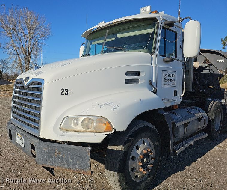 image for item IO9750 2001 Mack CX613 Vision  semi truck