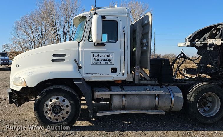 image for item IO9750 2001 Mack CX613 Vision  semi truck