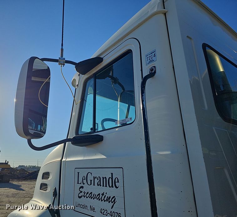 image for item IO9750 2001 Mack CX613 Vision  semi truck