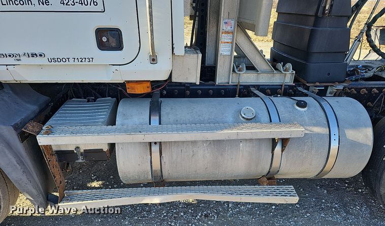 image for item IO9750 2001 Mack CX613 Vision  semi truck