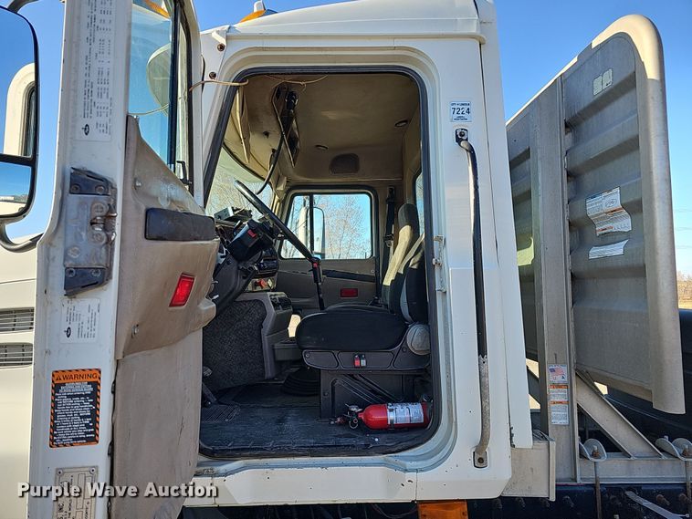 image for item IO9750 2001 Mack CX613 Vision  semi truck