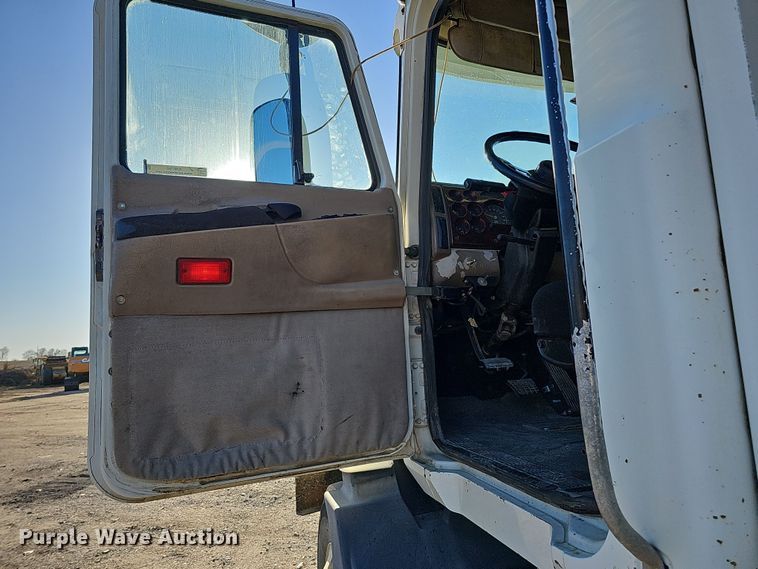 image for item IO9750 2001 Mack CX613 Vision  semi truck