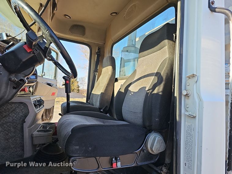 image for item IO9750 2001 Mack CX613 Vision  semi truck