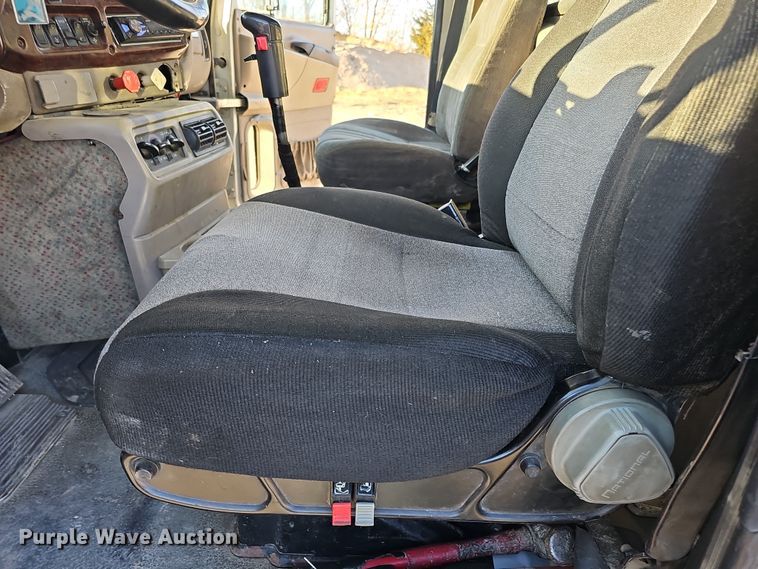 image for item IO9750 2001 Mack CX613 Vision  semi truck