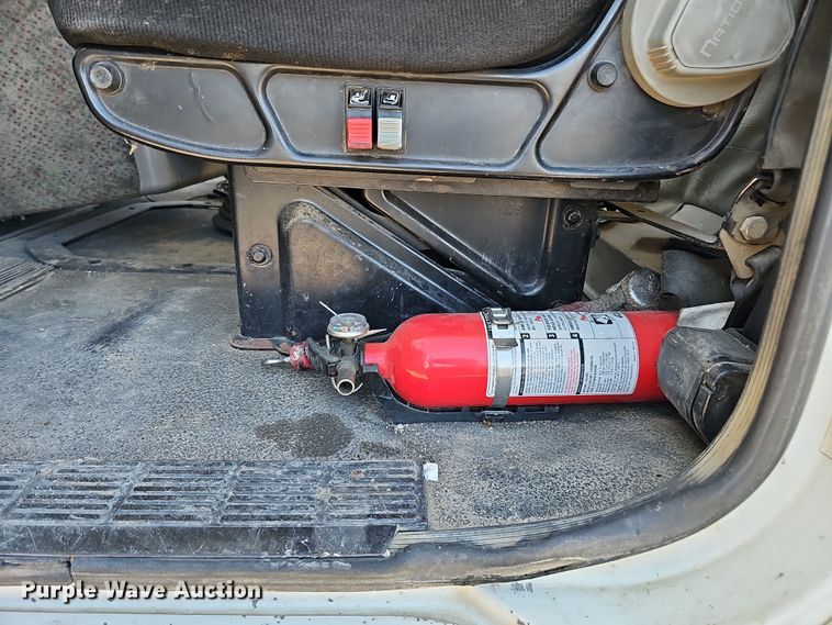 image for item IO9750 2001 Mack CX613 Vision  semi truck