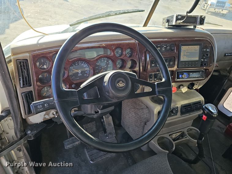 image for item IO9750 2001 Mack CX613 Vision  semi truck