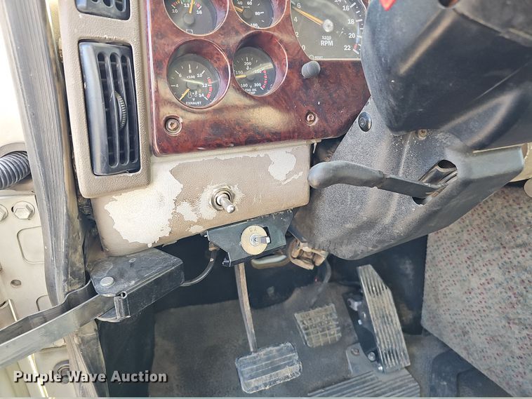 image for item IO9750 2001 Mack CX613 Vision  semi truck