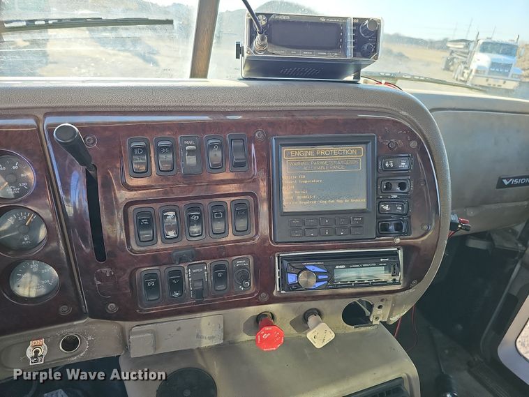 image for item IO9750 2001 Mack CX613 Vision  semi truck