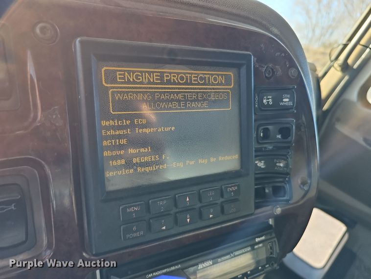 image for item IO9750 2001 Mack CX613 Vision  semi truck