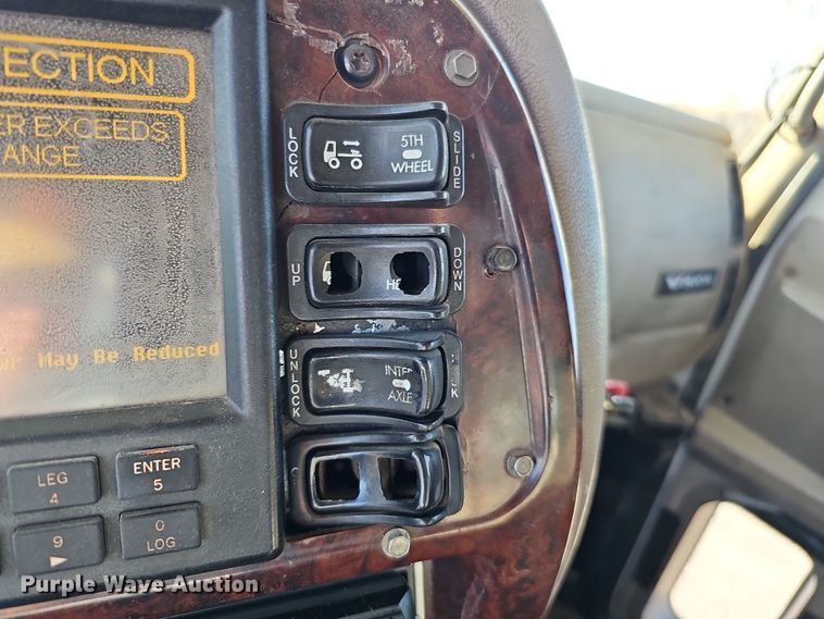 image for item IO9750 2001 Mack CX613 Vision  semi truck