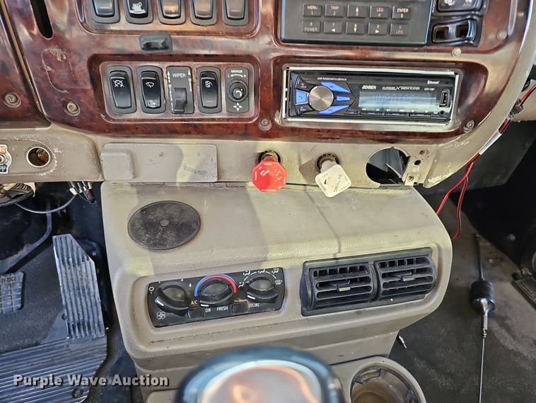 image for item IO9750 2001 Mack CX613 Vision  semi truck