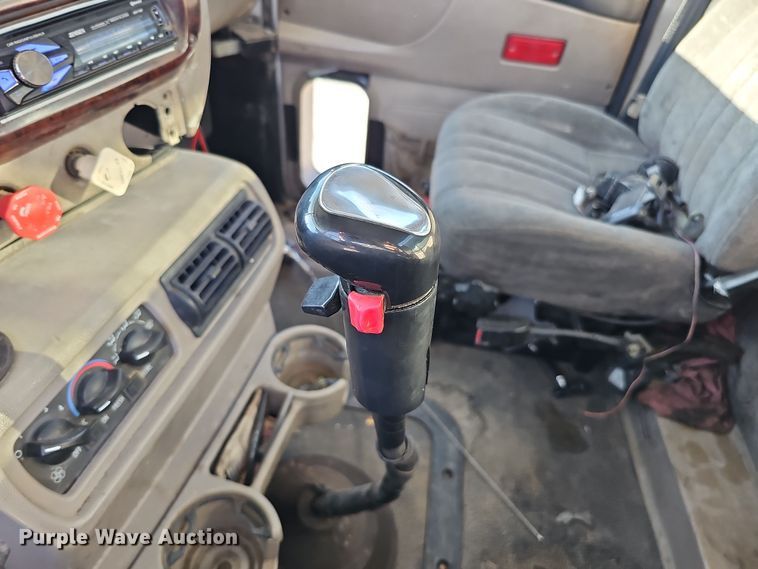 image for item IO9750 2001 Mack CX613 Vision  semi truck