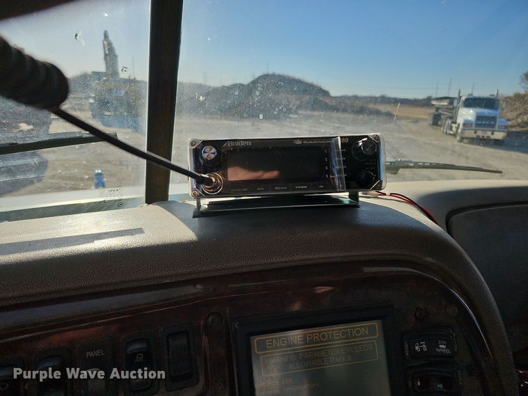 image for item IO9750 2001 Mack CX613 Vision  semi truck