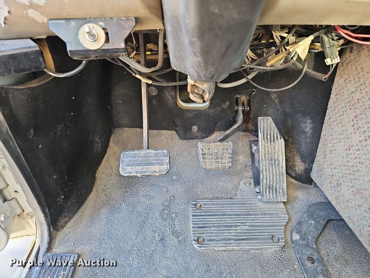 image for item IO9750 2001 Mack CX613 Vision  semi truck