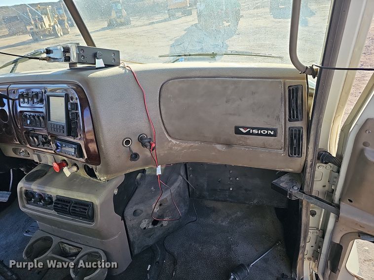 image for item IO9750 2001 Mack CX613 Vision  semi truck