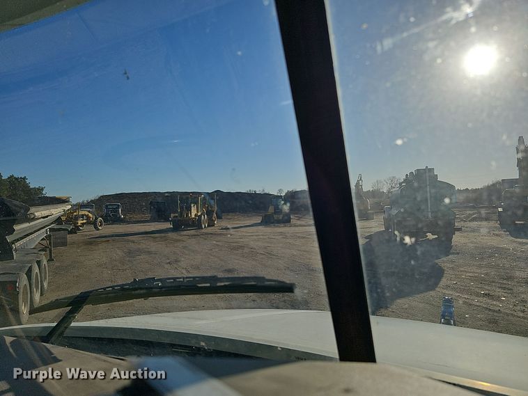 image for item IO9750 2001 Mack CX613 Vision  semi truck