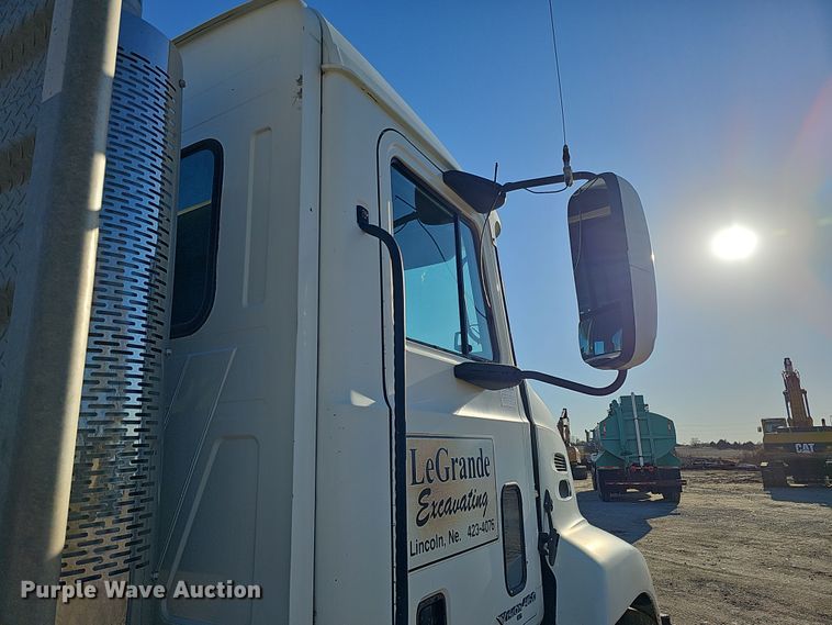 image for item IO9750 2001 Mack CX613 Vision  semi truck